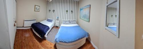 a bedroom with two beds in a room at AREZA Con GARAJE in Zamora