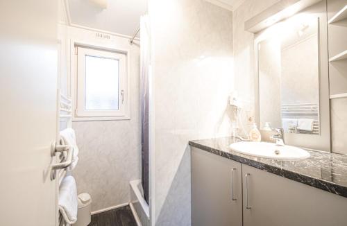 bagno bianco con lavandino e specchio di MP 8 - Deichgraf 2 Komfort a Dorum-Neufeld