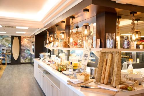 een winkel met een aanrecht met eten erop bij ibis Styles Bordeaux Begles Arena in Bègles