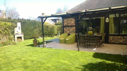 Bungalow im Safarilook in einem kleinen Ferienpark mit Spielplatz und Schwimmbad