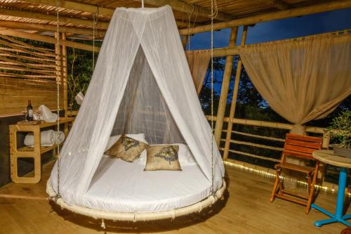 Tempat tidur dalam kamar di Tabatinga, Hermosa Cabaña Privada en Reserva Natural - Cali Valle del Cauca