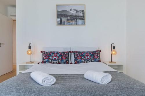 um quarto com uma cama com duas almofadas em Campolide 2 bedroom delight By Innkeeper em Lisboa