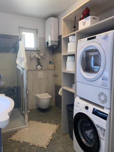 La salle de bains est pourvue d'un lave-linge et d'un lavabo. dans l'établissement Villa Maris, à Dugopolje