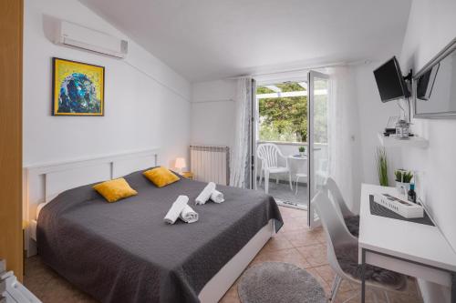 1 dormitorio con 1 cama con 2 toallas en Martina Guest house, en Poreč