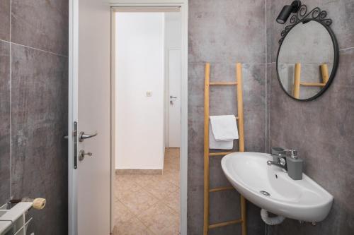 波雷奇的住宿－Martina Guest house，一间带水槽和镜子的浴室