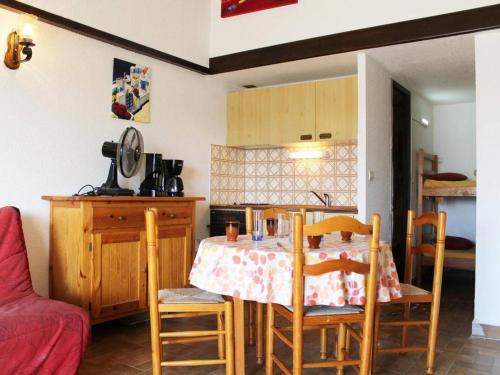 une cuisine avec une table et des chaises dans une pièce dans l'établissement Maison 2 pièces, cabine, 6 pers, plage à 400m, parking, terrasse - FR-1-229C-187, à Port-la-Nouvelle