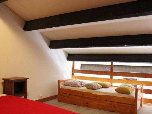 um quarto com uma cama de madeira e um loft em Appartement Port-la-Nouvelle, 1 pièce, 4 personnes - FR-1-229C-181 em Port-la-Nouvelle