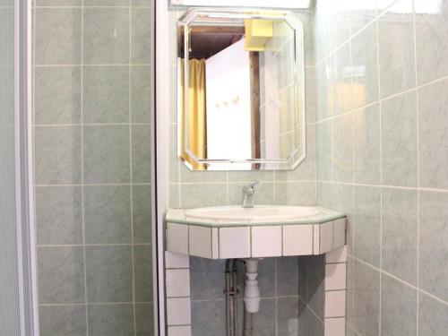 une salle de bain avec un lavabo et un miroir dans l'établissement Studio mezzanine climatisé proche plage, 4 couchages, balcon, TV et cuisine équipée - FR-1-229C-181, à Port-la-Nouvelle