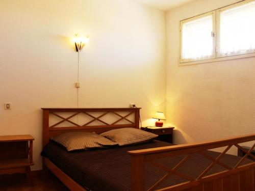 1 dormitorio con cama y ventana en Appartement Port-la-Nouvelle, 2 pièces, 4 personnes - FR-1-229C-169, en Port-la-Nouvelle