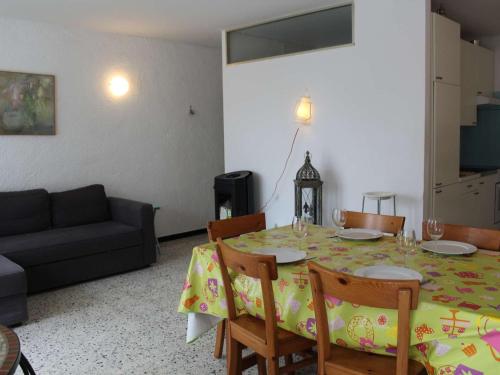 un salon avec une table et un canapé dans l'établissement Maison traversante climatisée, 200m de la plage, 2 terrasses, 2 chambres, 6 couchages - FR-1-229C-7, à Port-la-Nouvelle