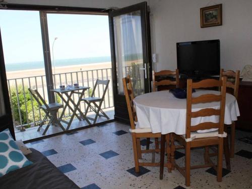 un salon avec une table, des chaises et une télévision dans l'établissement Appt en front de mer, 1 chambre, balcon, lave-linge, 5 pers. - FR-1-229C-495, à Port-la-Nouvelle