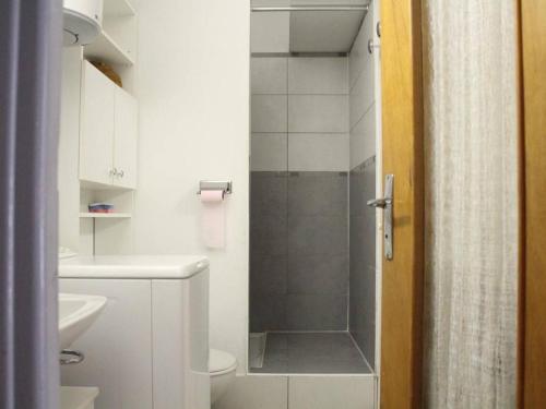 une salle de bain avec une douche, des toilettes et un lavabo dans l'établissement Appt en front de mer, 1 chambre, balcon, lave-linge, 5 pers. - FR-1-229C-495, à Port-la-Nouvelle