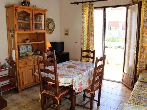 une salle à manger avec une table et des chaises et une fenêtre dans l'établissement Charmant studio mezzanine à 500m de la plage, terrasse, TV, WiFi en option - FR-1-229C-753, à Port-la-Nouvelle