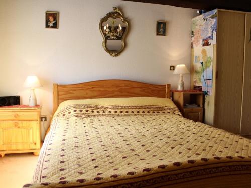 une chambre avec un lit et un miroir au mur dans l'établissement Charmant studio mezzanine à 500m de la plage, terrasse, TV, WiFi en option - FR-1-229C-753, à Port-la-Nouvelle