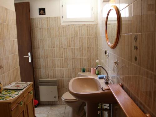 une salle de bain avec un lavabo, des toilettes et un miroir dans l'établissement Charmant studio mezzanine à 500m de la plage, terrasse, TV, WiFi en option - FR-1-229C-753, à Port-la-Nouvelle