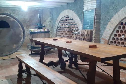 タラソナ・デ・アラゴンにあるCasa SAN MIGUEL en Tarazonaのワインセラーの木製テーブルとベンチ