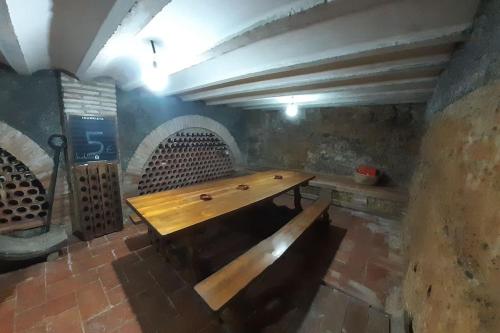 Habitación con mesa de madera y banco. en Casa SAN MIGUEL en Tarazona, en Tarazona de Aragón