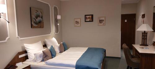 Un pat sau paturi într-o cameră la Hotel Weiße Taube