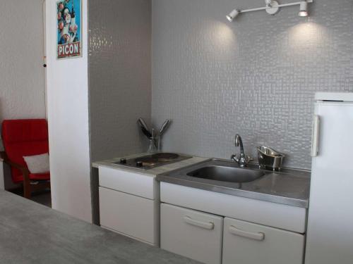 une cuisine avec un évier et un réfrigérateur dans l'établissement Studio lumineux à 50m de la plage, grand balcon, parking, animaux acceptés, ménage inclus - FR-1-229C-67, à Port-la-Nouvelle