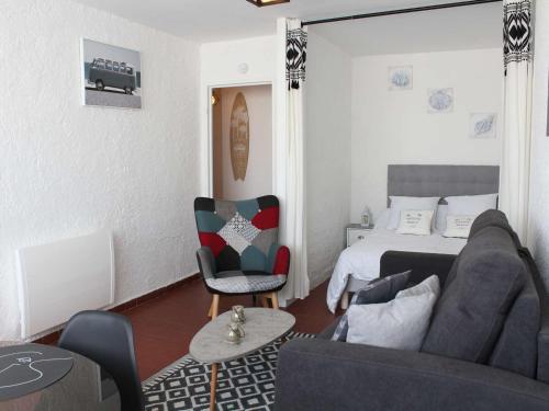 une chambre avec un lit, un canapé et une chaise dans l'établissement Studio cabine rénové, proche plage et commerces, 4 couchages, Port-la-Nouvelle - FR-1-229C-70, à Port-la-Nouvelle