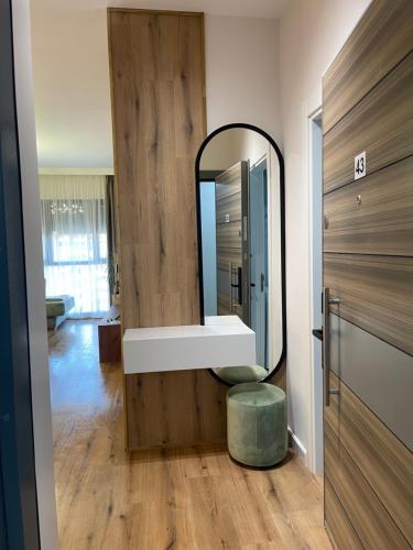 y baño con lavabo y espejo. en Erida’s Apartment, en Tirana