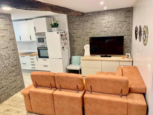 a living room with a couch and a kitchen at Playa monte y mar, casa a 5 minutos del mar in Ondárroa