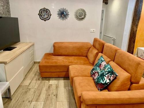 a living room with a couch and a flat screen tv at Playa monte y mar, casa a 5 minutos del mar in Ondárroa