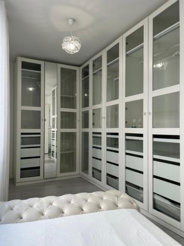 a room with a white closet with a white couch at Appart duplex 87m2 près d’Airbus in Toulouse