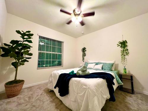 um quarto com uma cama e uma ventoinha de tecto em A Cozy Home Away From Home em Riverview