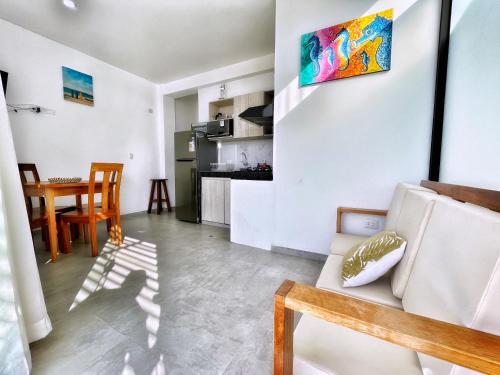 ein Wohnzimmer mit Sofa und Tisch in der Unterkunft VISTA LINDA BUNGALOW para 4 personas Punta Veleros in Los Órganos