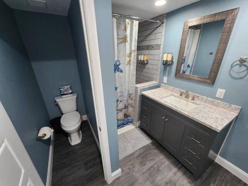 Un baño con inodoro, lavabo y ducha. en Paradise on Lake Harris Apt #102, en Leesburg