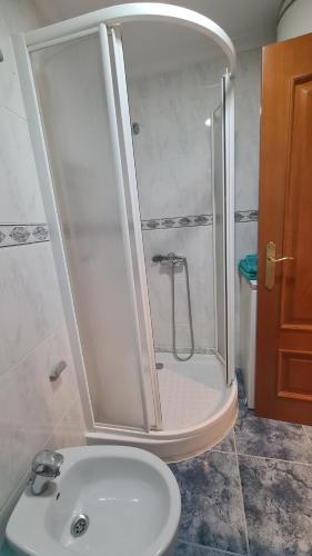 y baño con ducha y lavamanos. en Rooms on Malvarrosa beach, en Valencia