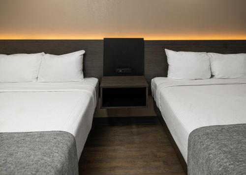 Ένα ή περισσότερα κρεβάτια σε δωμάτιο στο Route 66 Motel