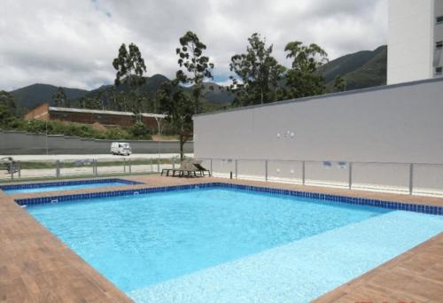 una gran piscina de agua azul en Apto Beira Mar Grande Floripa, en Palhoça