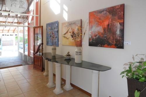 ビージャ・ヘセルにあるHosteria San Marcosの壁画のテーブル