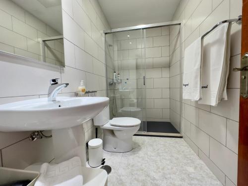 Un baño blanco con lavabo e inodoro. en apartment arrecife beyond, en Arrecife