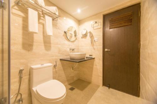 un bagno con un water e un lavandino di Hotel Bhadgaon a Bhaktapur