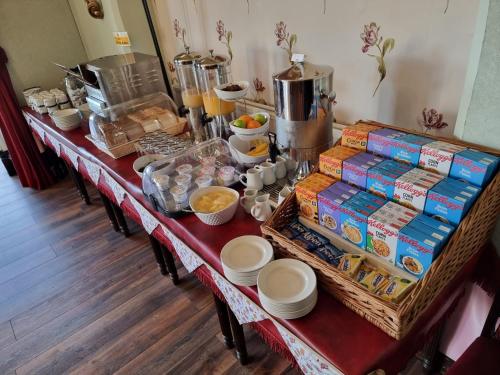 una mesa larga con comida y bebidas. en Tyr Graig Castle, en Barmouth
