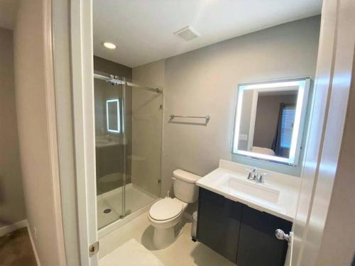 uma casa de banho com um WC, um lavatório e um chuveiro em Modern 4 Bedrooms Vacation Home with Splash Pool at Le Reve Resort (4435) em Kissimmee