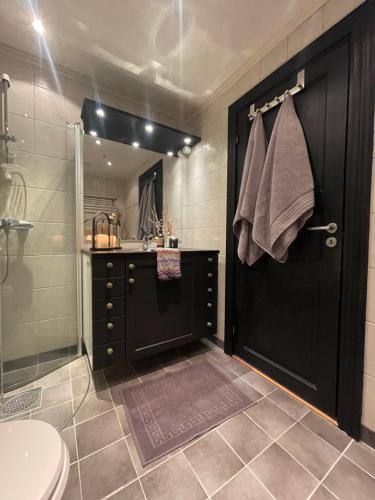 a bathroom with a black door and a shower at Geilo-Kikut, ski in-ski out, nydelige skiløyper og flott beliggenhet in Geilo