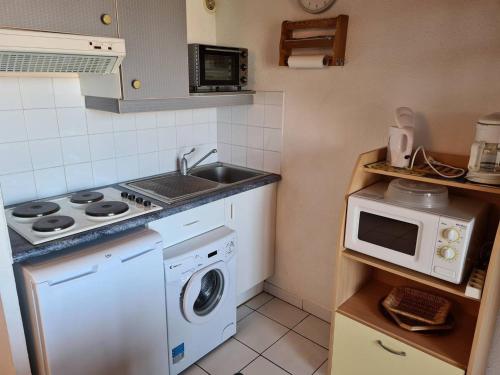 Photo de la galerie de l'établissement Appartement 2 pièces avec climatisation et loggia à Argelès-sur-Mer, proche commerces et plage - FR-1-388-87, à Argelès-sur-Mer