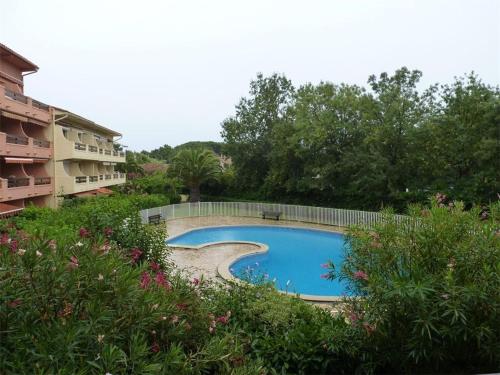 - une piscine dans une cour à côté d'un bâtiment dans l'établissement Appartement T2 avec Piscine, Ascenseur et Parking Privé, à 300m de la Plage - 4 Couchages, Animaux OK - FR-1-388-89, à Argelès-sur-Mer