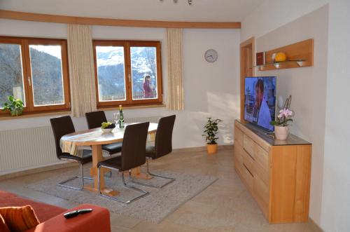 a dining room with a table and chairs at Apart Franziska in Kauns