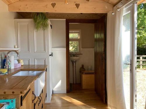 uma cozinha com um lavatório e uma bancada em Aspen Leaves: The perfect farm retreat em Graffham