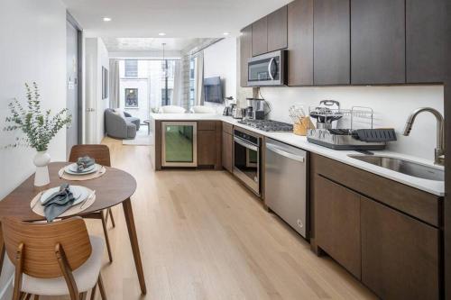 cocina con mesa y encimera en Stunning Penthouse in Chelsea en Nueva York