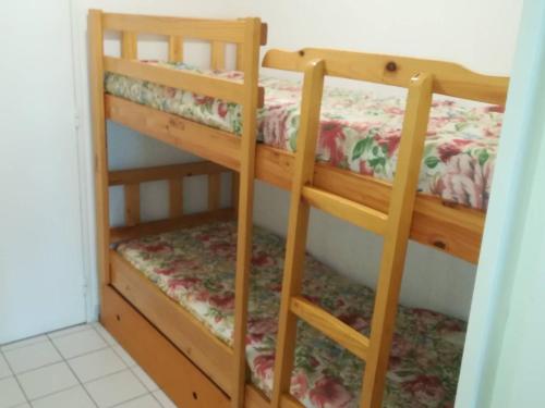 - deux lits superposés dans une chambre dans l'établissement Studio cabine avec piscine, parking privé, proche plage - Argelès-sur-Mer - FR-1-388-188, à Argelès-sur-Mer