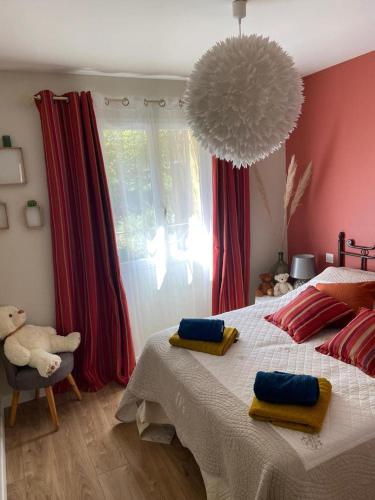 um quarto com uma cama grande com duas almofadas em Villa piscine et climatisation em Sauveterre