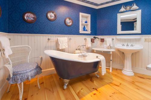 baño con bañera con patas y lavamanos en Camden Windward House en Camden