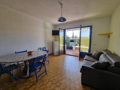 un salon avec une table et un canapé dans l'établissement Studio cabine 4 pers. RDC, terrasse sud, 300m plage et commerces - FR-1-388-205, à Argelès-sur-Mer