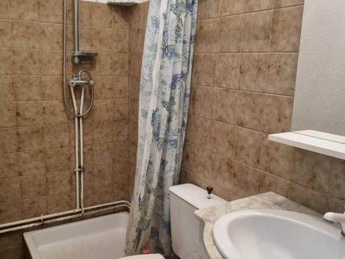 une salle de bain avec une douche, des toilettes et un lavabo dans l'établissement Studio cabine 4 pers. RDC, terrasse sud, 300m plage et commerces - FR-1-388-205, à Argelès-sur-Mer
